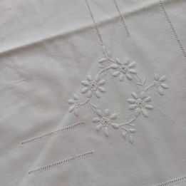 Fronha em linho bordada à mão