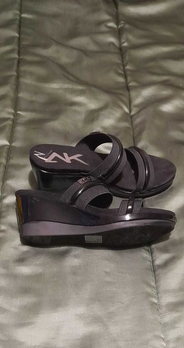 Sandálias pretas novas