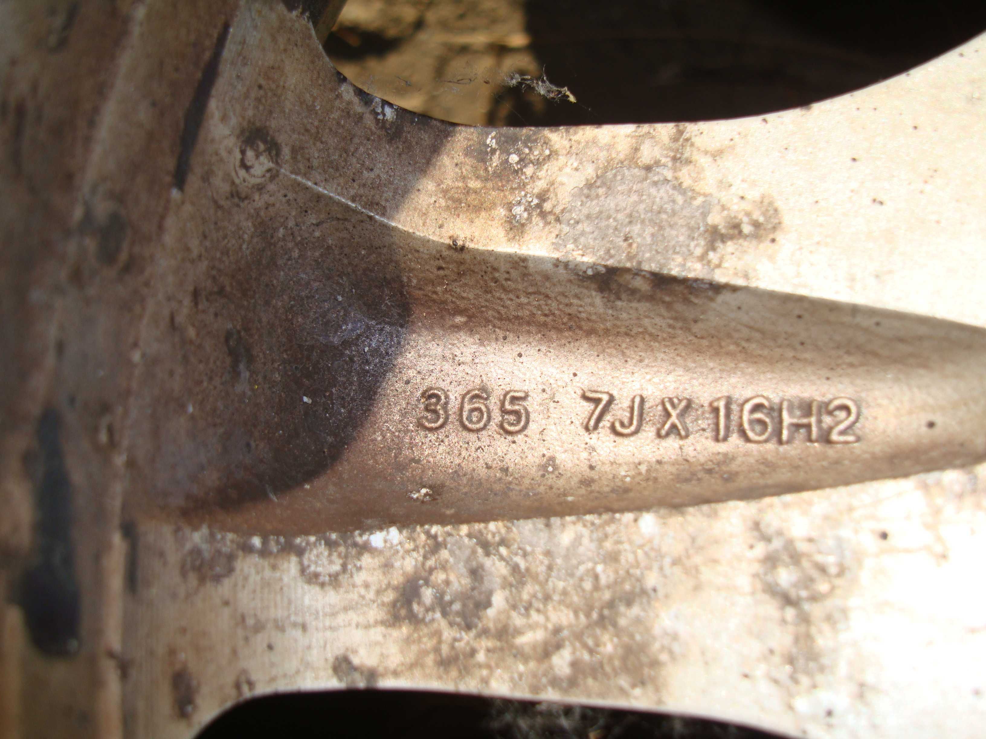 Felga z oponą zimową 215/65/16 /rozstaw śrub 5x112 .