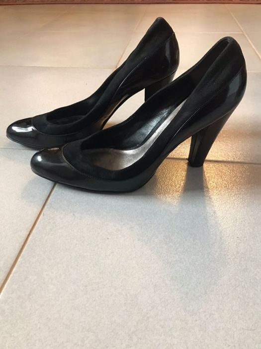 Sapatos em verniz preto