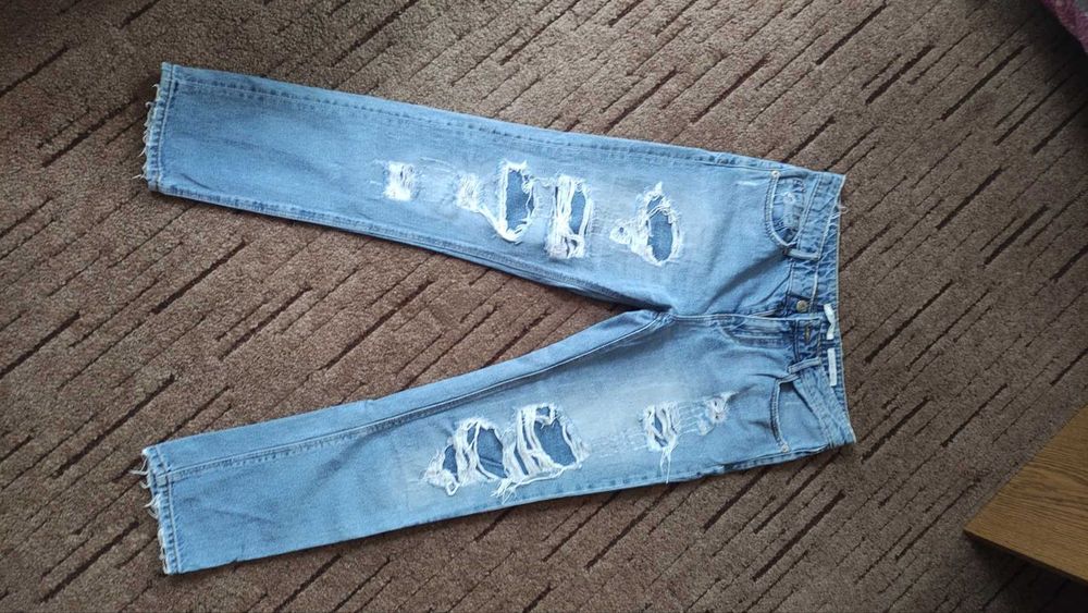 Джинсы girlfriend от stradivarius.