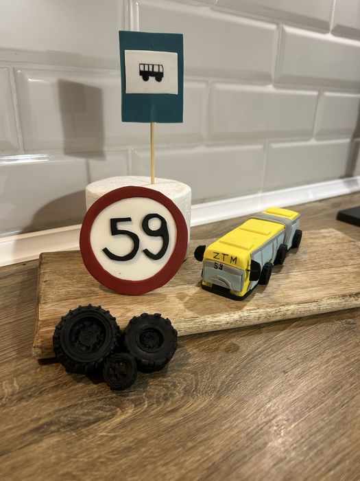 Dekoracja na tort z masy cukrowej