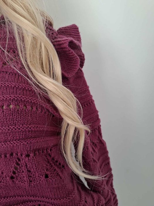 Śliczny sweter z bufiastymi rękawami, ażurowy