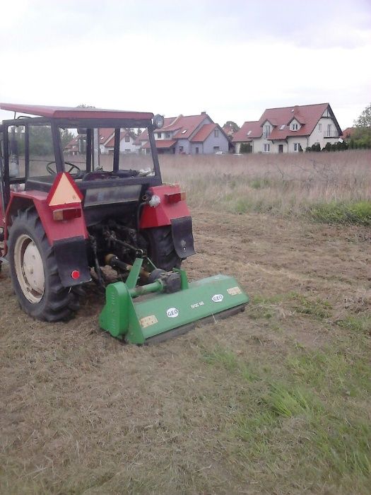 Koszenie trawy kosiarką bijakową