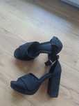 Buty na klocku sandały