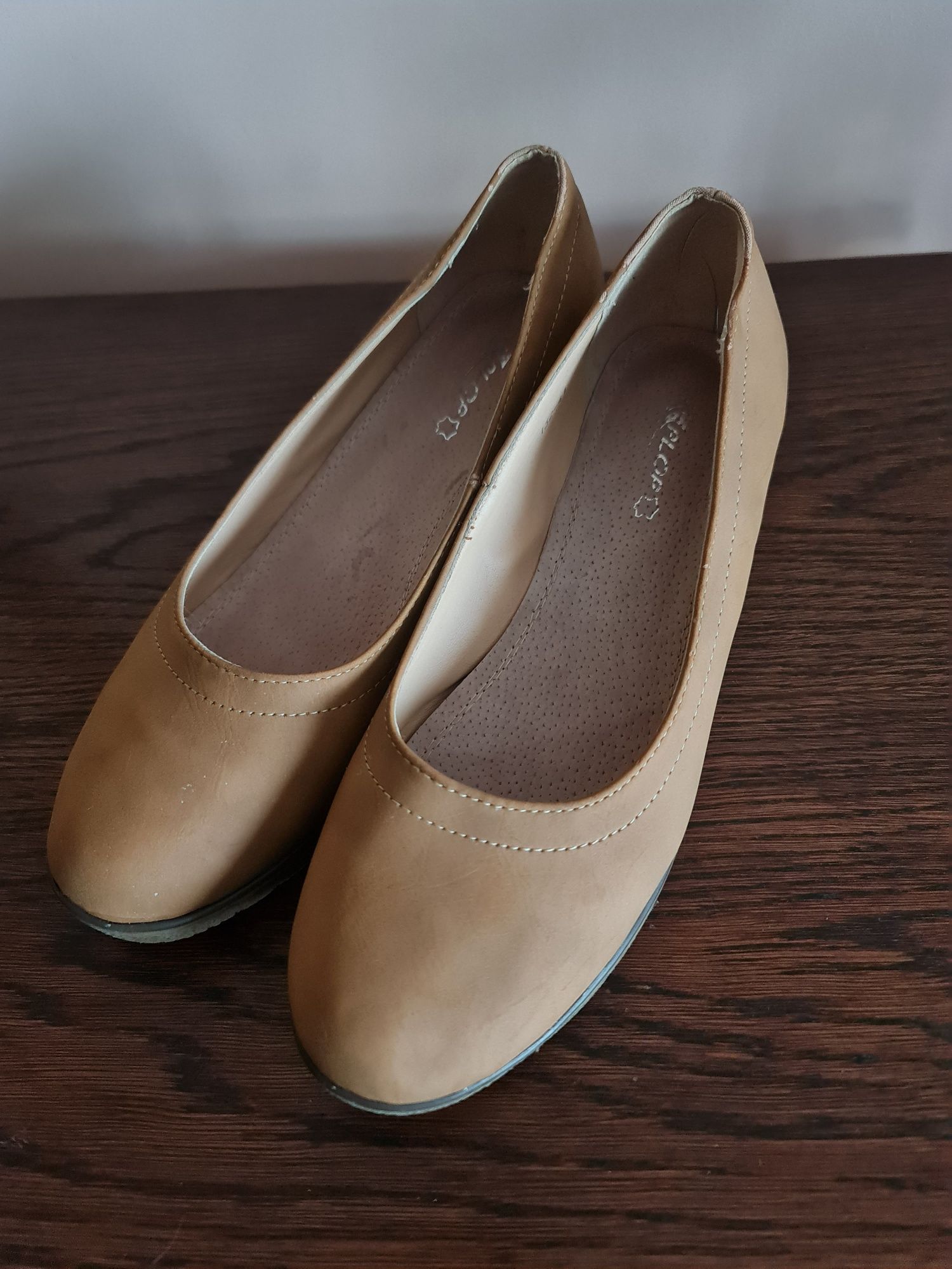Buty damskie czółenka karmelowe na koturnie