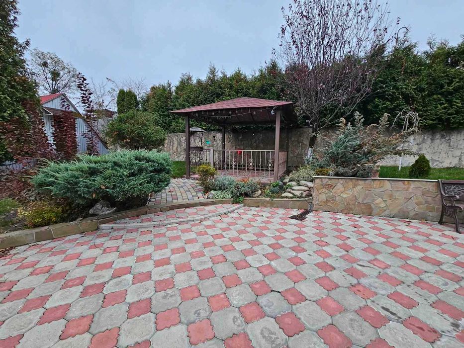 Продаємо  гарну частину будинку з окремим двором на Мальованці