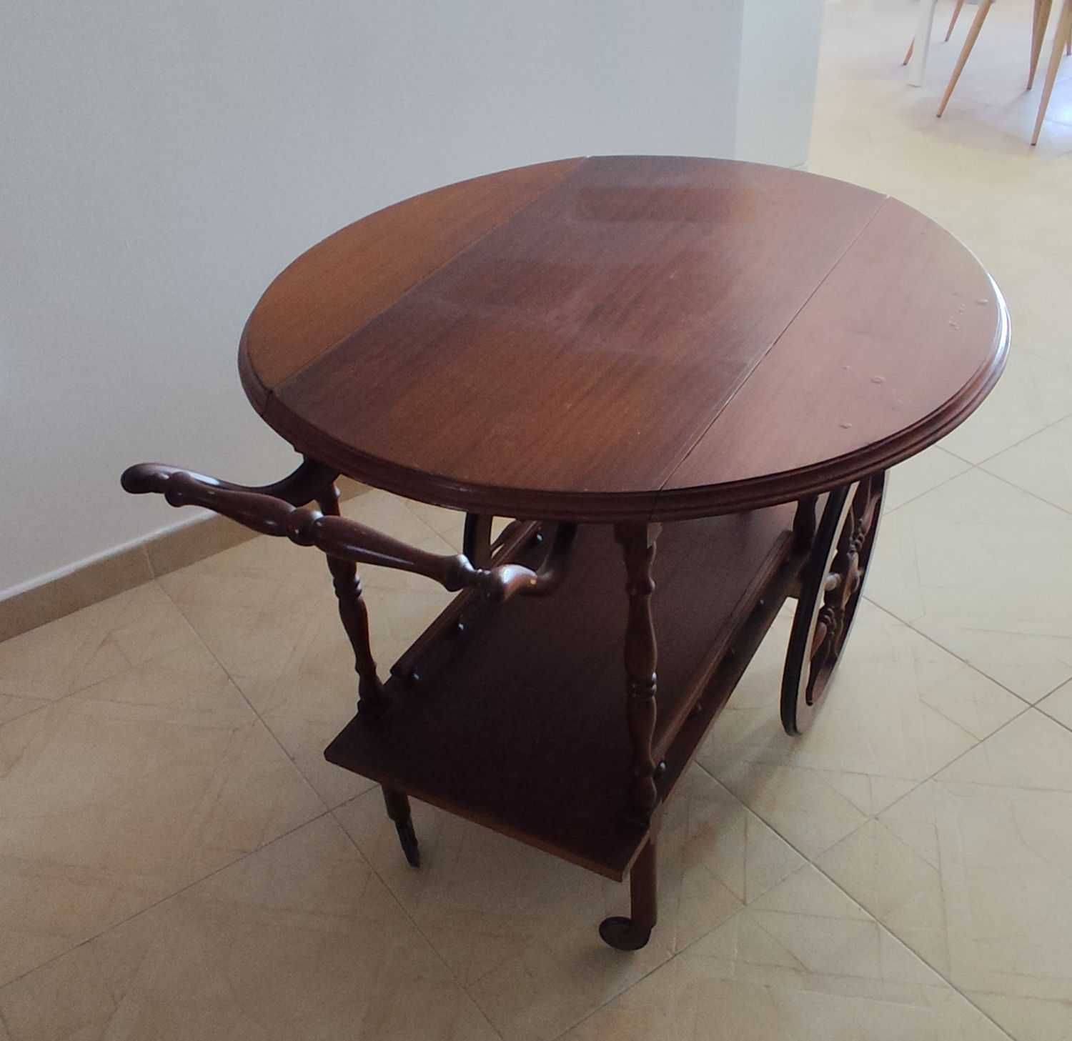 Mesa retro de apoio com rodas