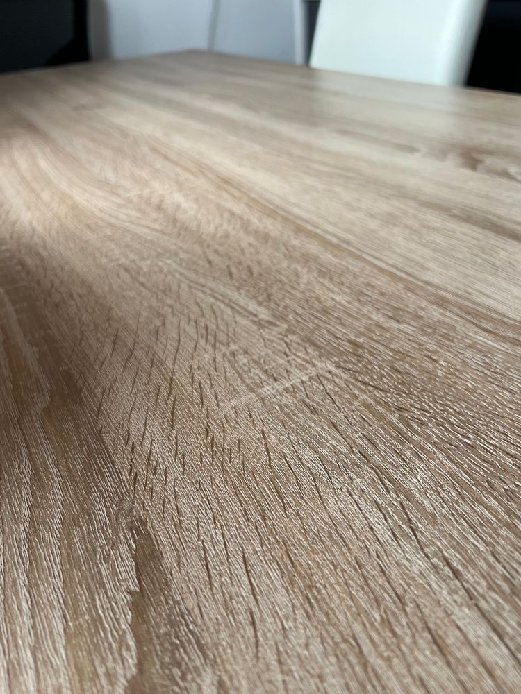 Mesa e quatro cadeiras