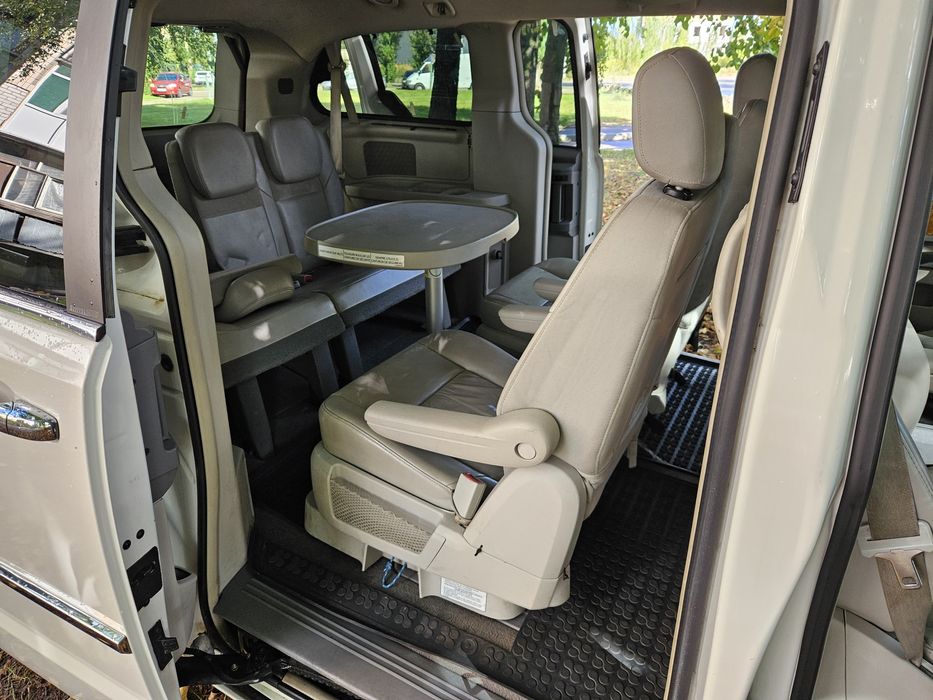 Chrysler Grand Voyager 2009 рік 2.8 дизель автомат 7 місць для військо