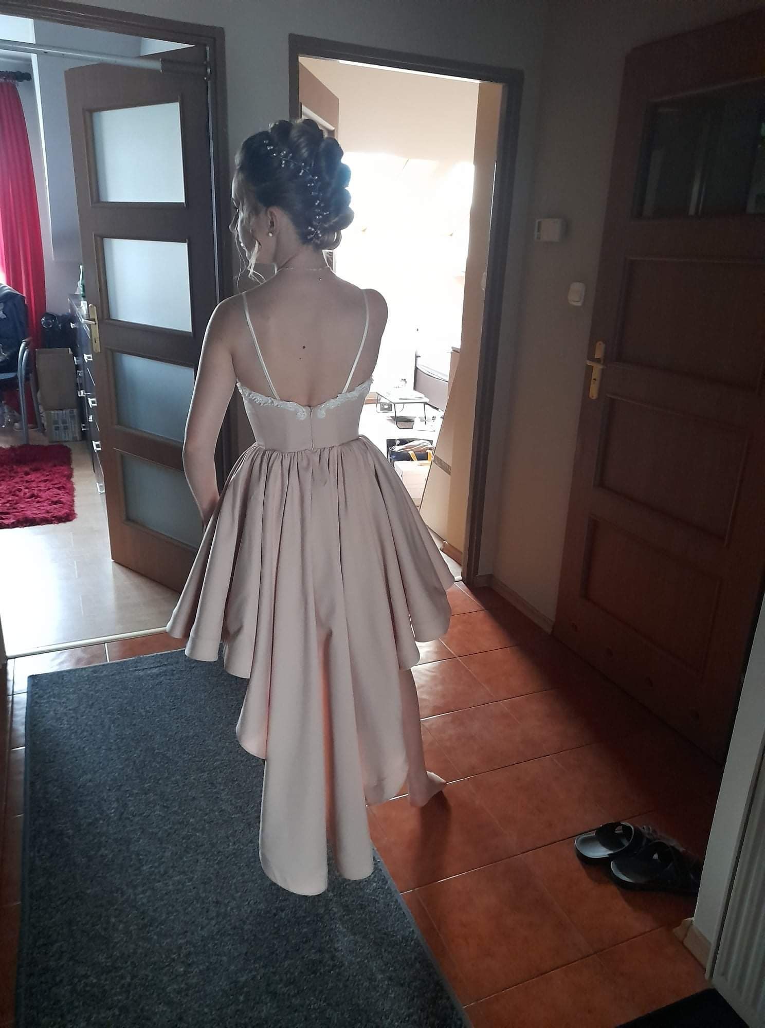 Sukienka Jeylea LOU rozmiar S nude róż z koronką,asymetryczna z trenem