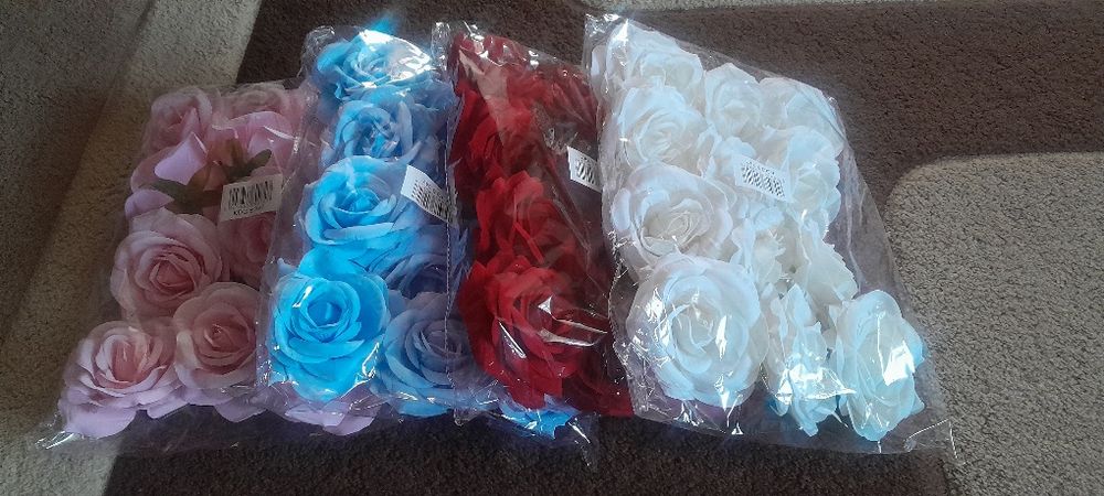 Róże welurowe w kolorze białym, bordowym, różowym, niebieskim.