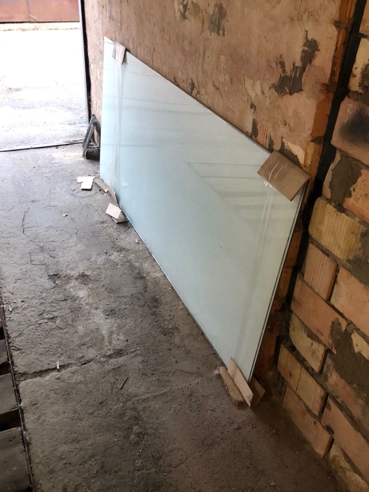 Продам листовое ветринное стекло 2,2x1 м (2200x1000x6 мм)