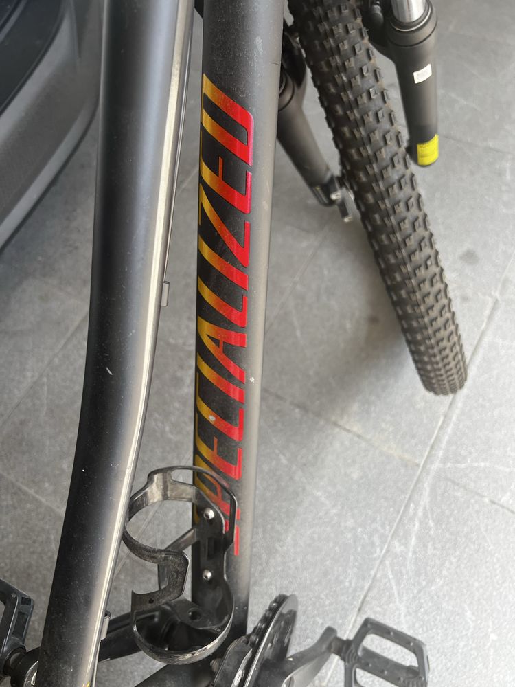 Bicicleta de crianca/adolescente da marca Specialized.