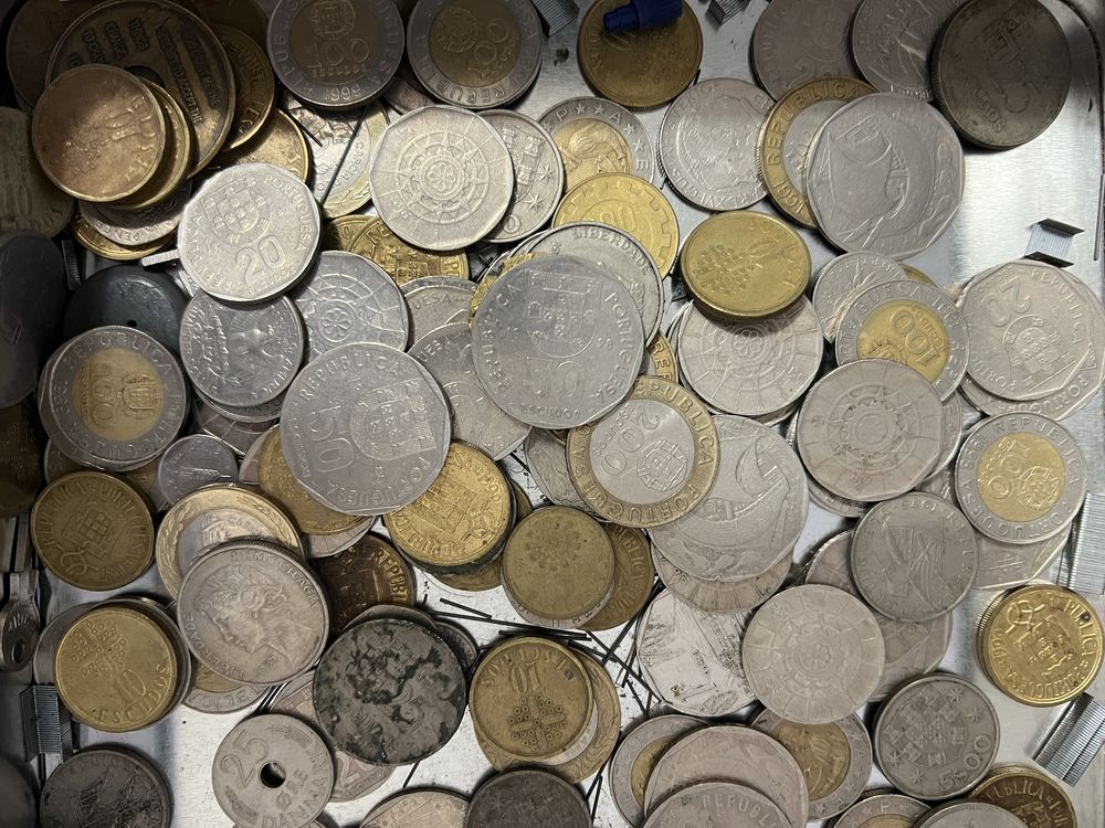 Caixa com carias moedas antigas