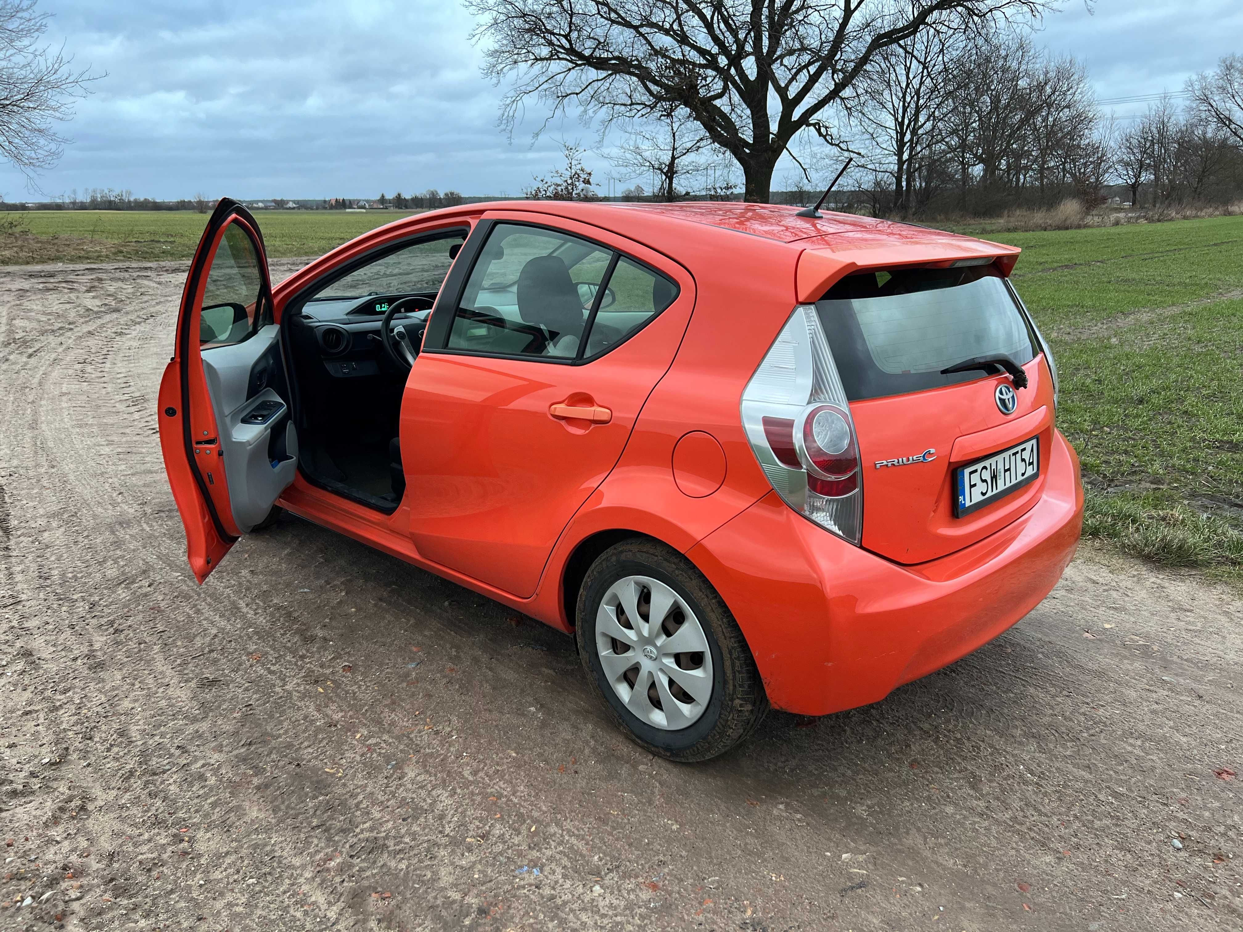 Oszczędna_Jedyna_Niezawodna_Toyota_Prius_C_2012_Hybryda_Piękny_Kolor