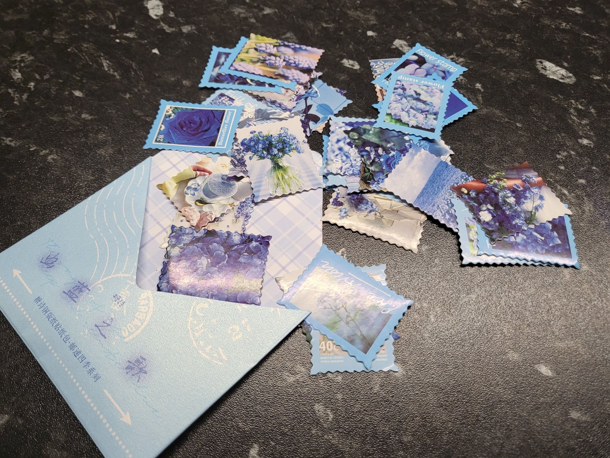 Zestaw naklejek w kształcie znaczków z różami kwiatami niebieskie