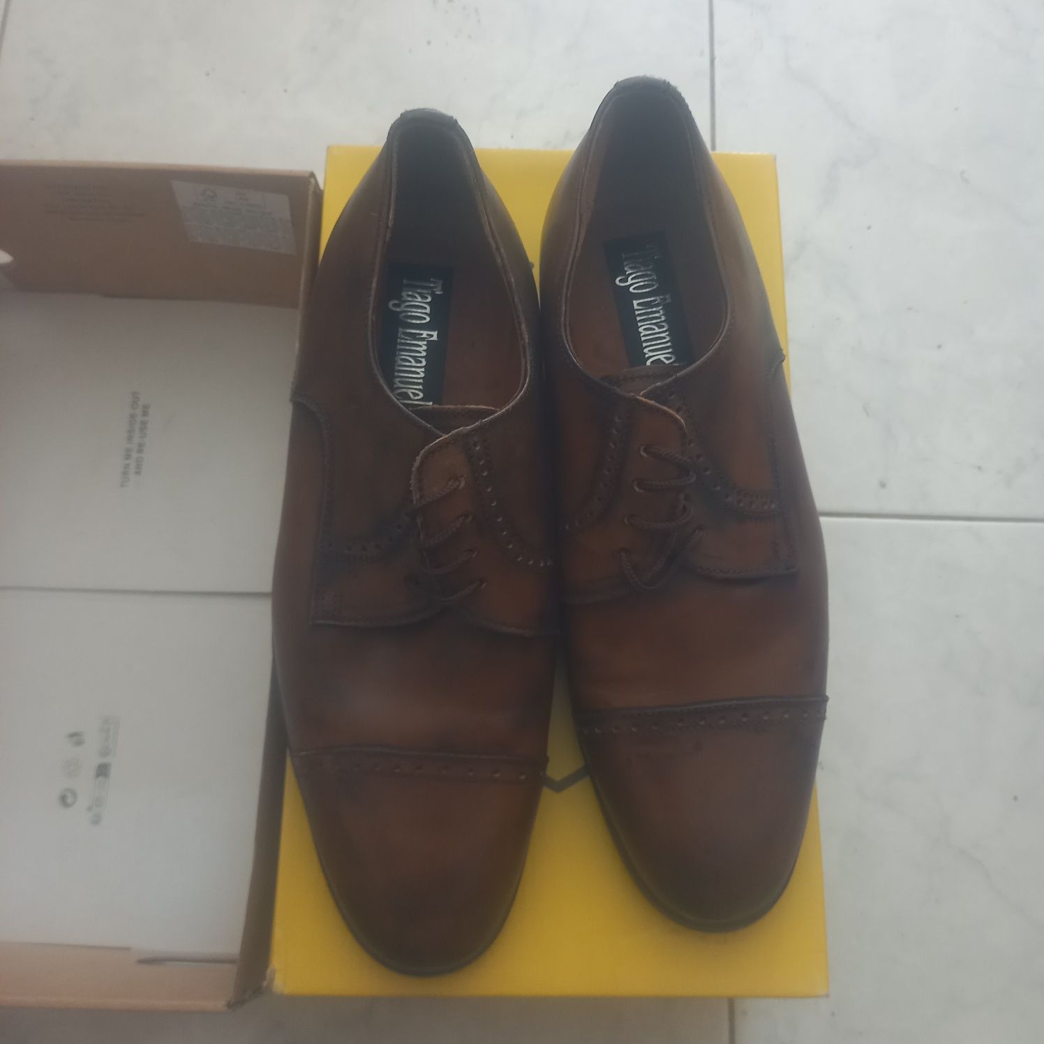 Sapatos Classicos em pele...