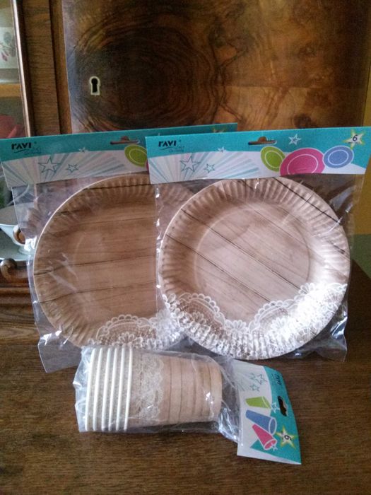 talerze papierowe w komplecie z kubkami na ogrodowe przyjście