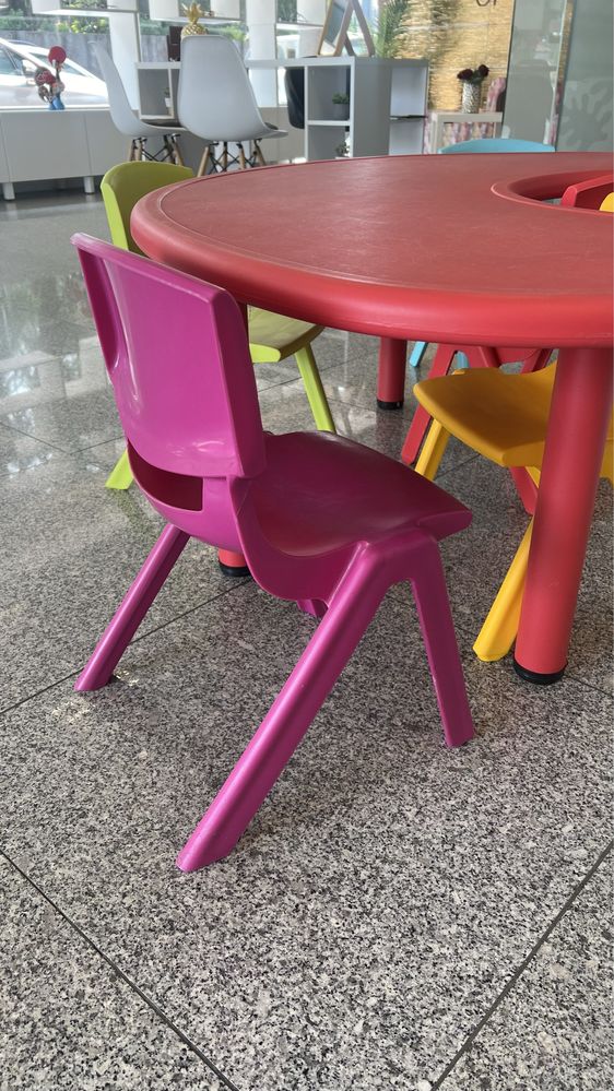 Mesa de criança com 5 cadeiras