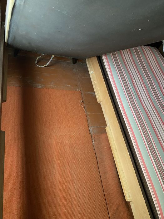 Ліжко та сервант румунські