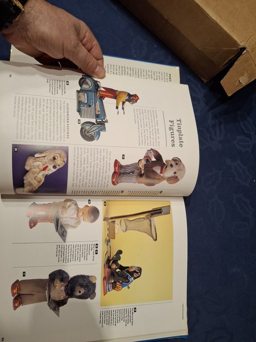 Livro brinquedos tin toys