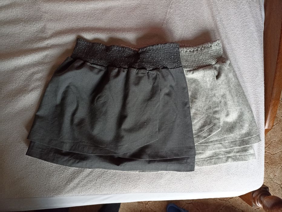 Dwie szare krótkie spódniczki