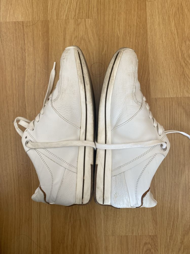 Sapatos de tenis brancos quase novos