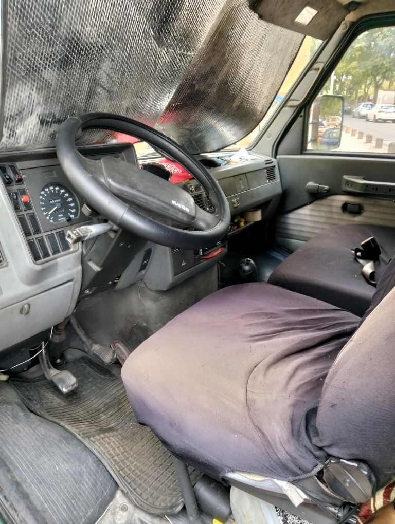 Carrinha iveco a trabalhar