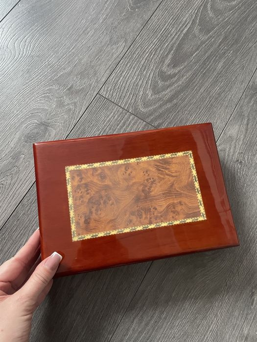 Шкатулка для прикрас. Дерево, лак, італійська ручна робота.