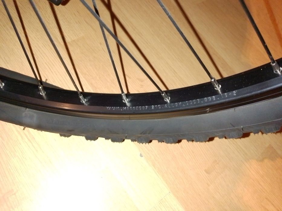 Bicicleta praticamente nova rodada 24 cor preta e azul.