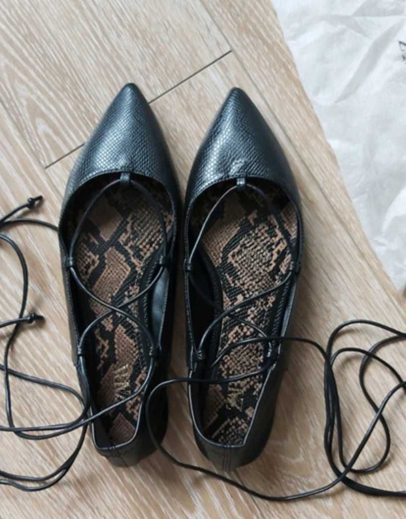 Baleriny wiązane czarne sznurowane wężowe Zara dla nastolatki 35 36
