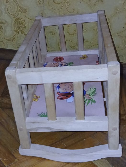 Дерев'яне іграшкове ліжечко
