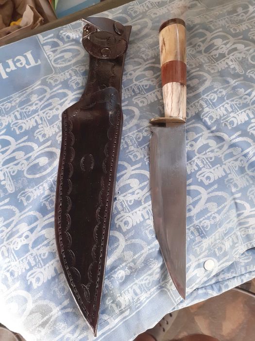 facas e lanças de caça, artesanais