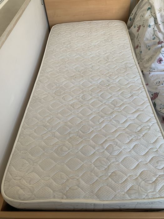 cama de  solteiro  com colchao como nova