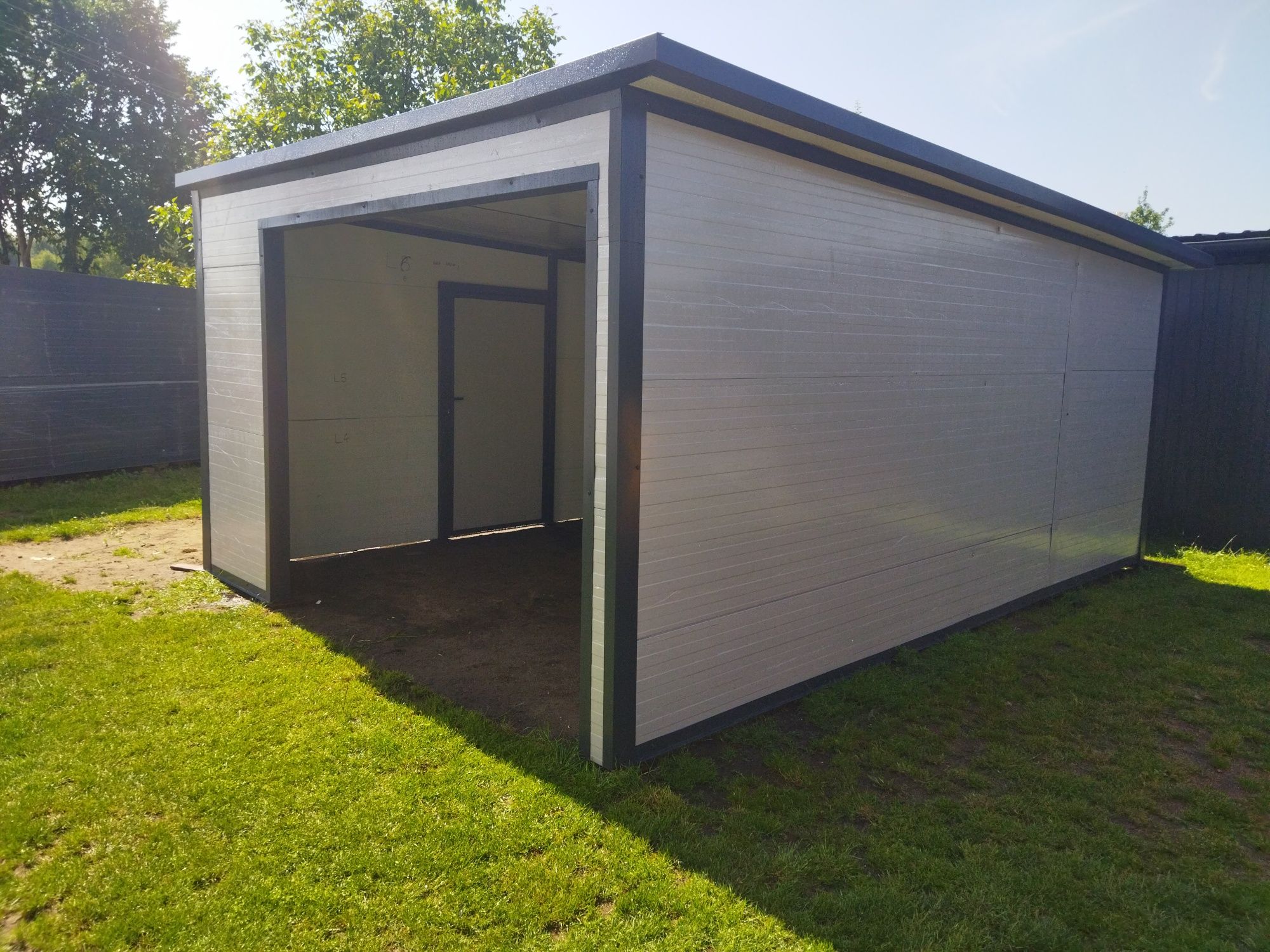 Garaż ocieplany z płyt warstwowych 5,8x4m