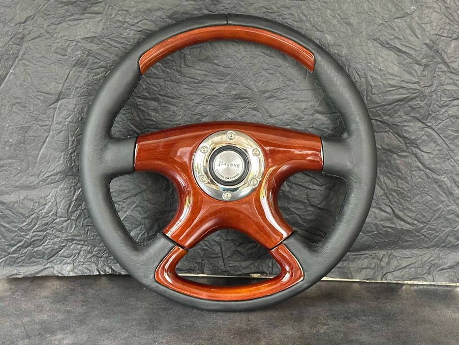 дерев'яне кермо з шкіряним оздобленням. Нові.