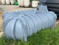Zbiornik KINGSPAN 3000 L – płaski, trwały, idealny na każdą posesję!