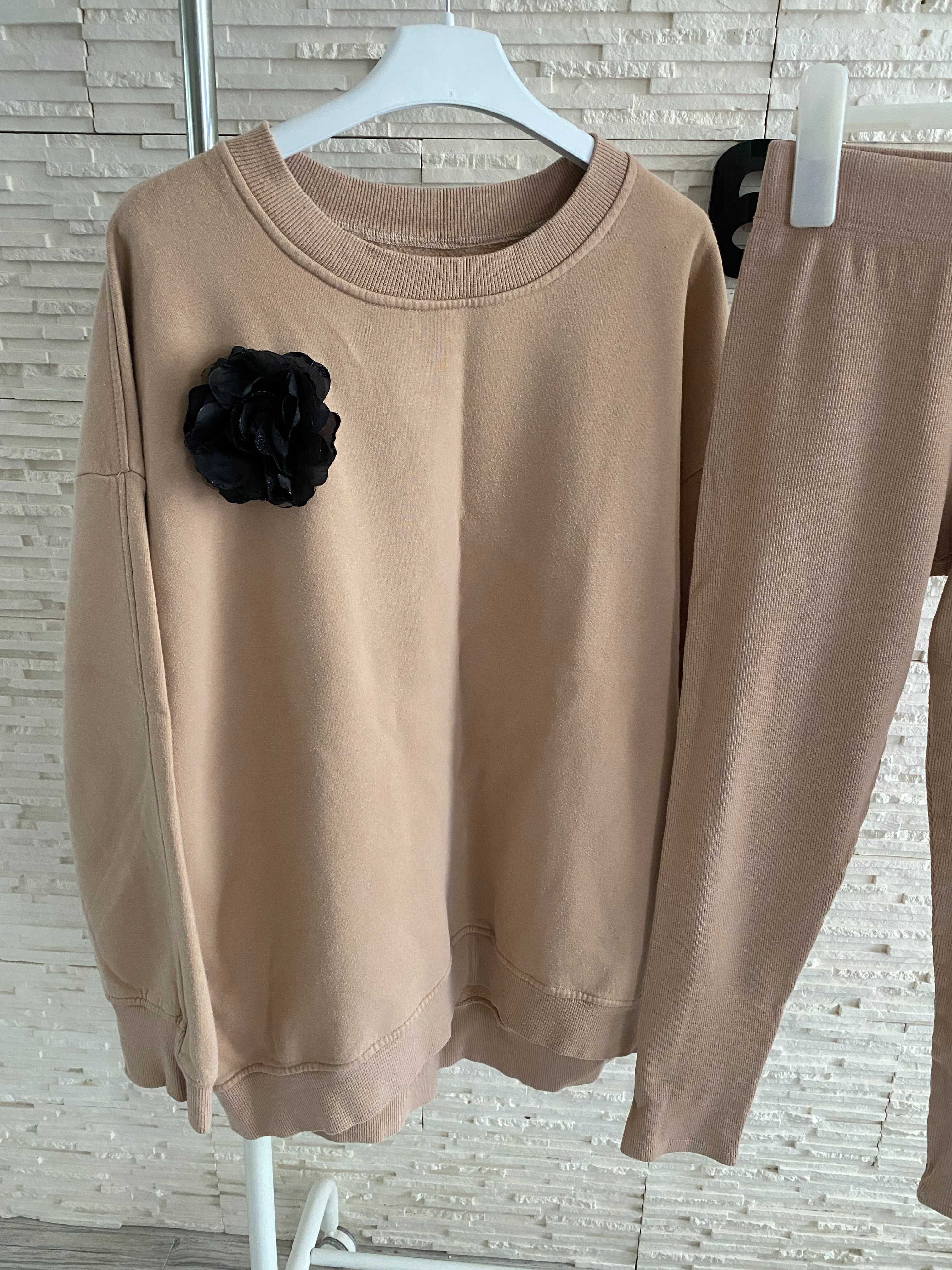 Komplet bawełniany bluza oversize z broszką + legginsy prążek