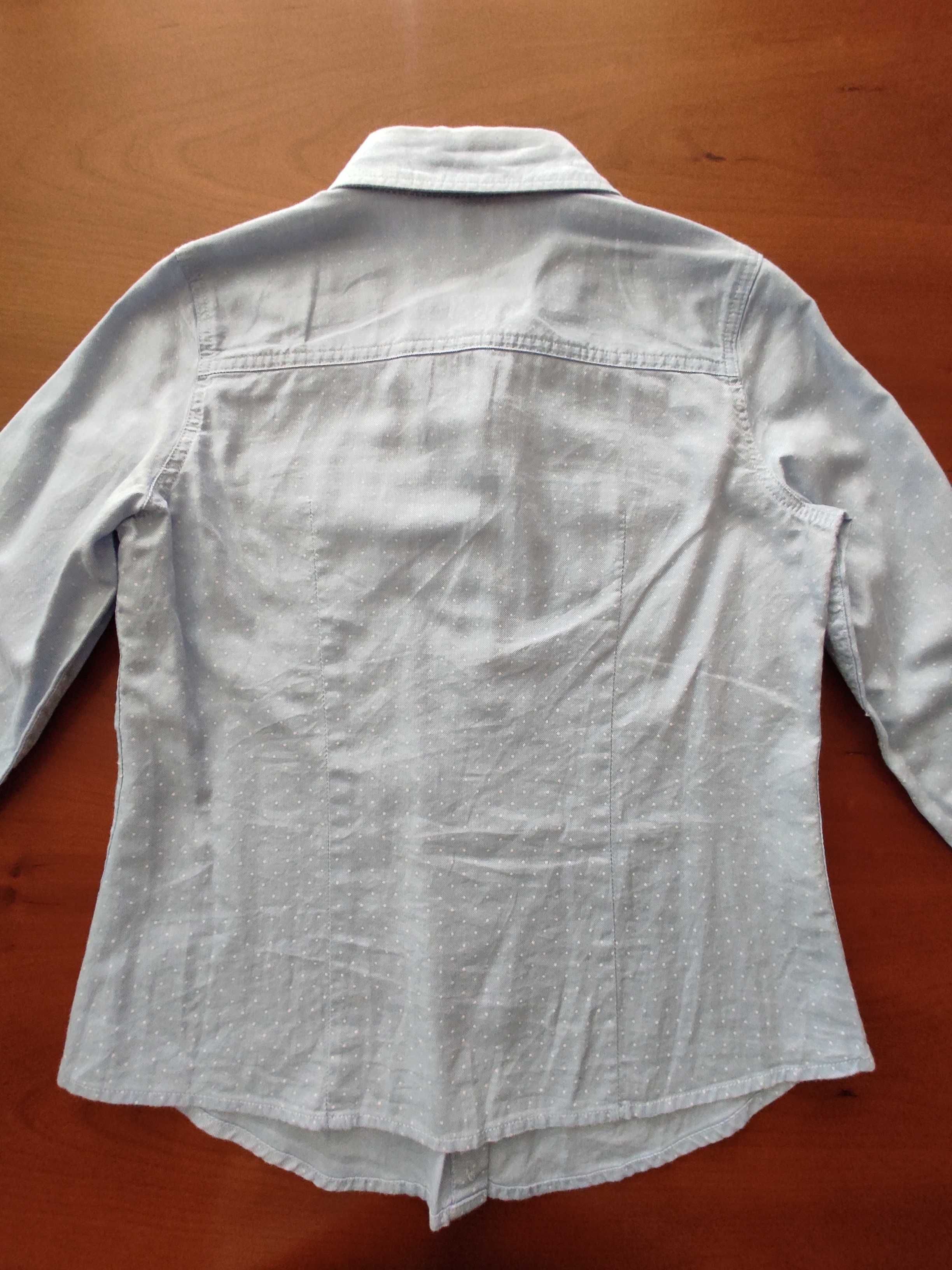 Camisa azul com pintas brancas da Benetton
