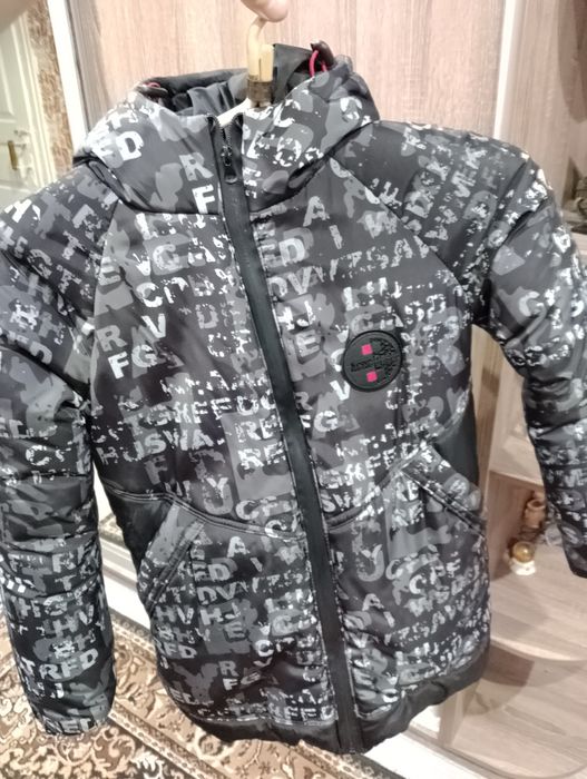 Продам зимнюю куртку на мальчика  возраст 10-11 лет хороше состояние