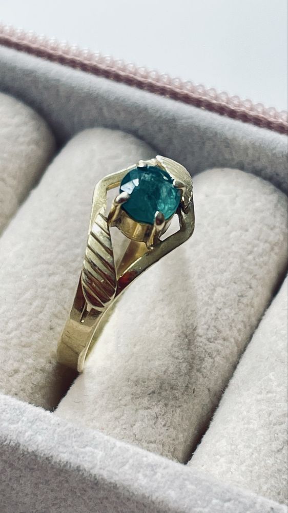 Anel de ouro 18k com 1 esmeralda grande.