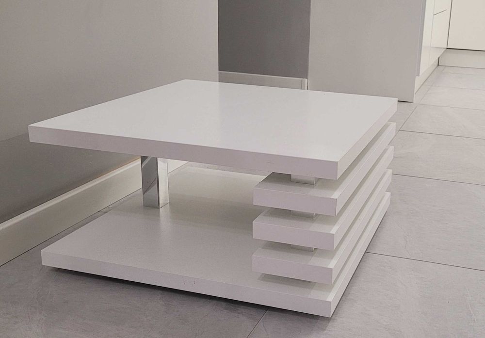 Biały stolik kawowy