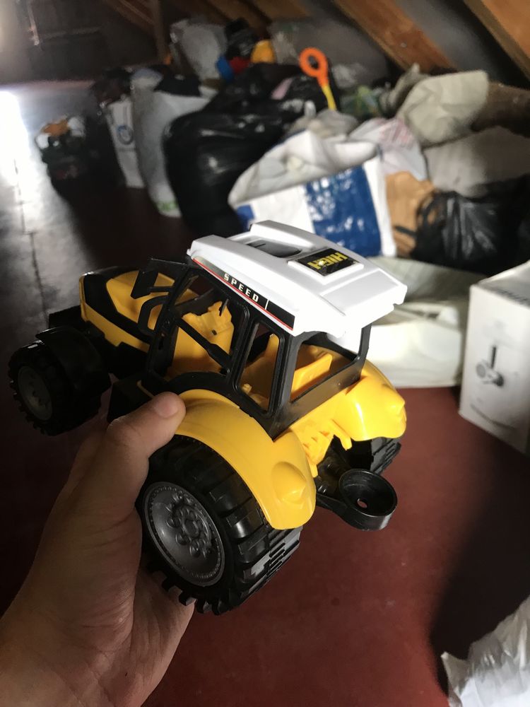 Іграшка трактор