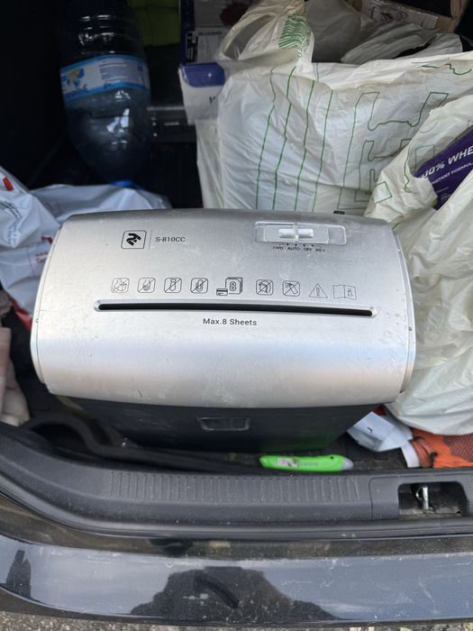 Шредер для бумаги знищував документів працює