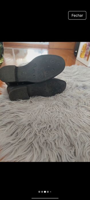 Botas pretas com detalhe em dourado