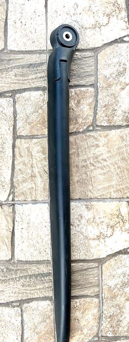 Porsche Cayenne. корпус и щетка стеклоочестителя багажника.