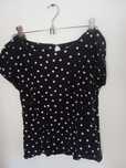 T-shirt azul escura com bolinhas brancas