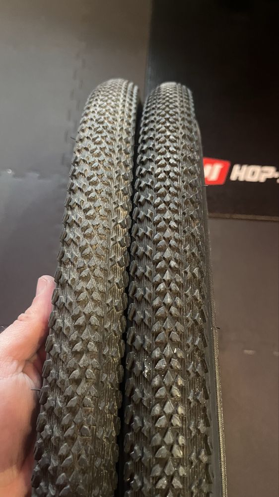 Opony CST 700x40C  40-622 prawie nowe