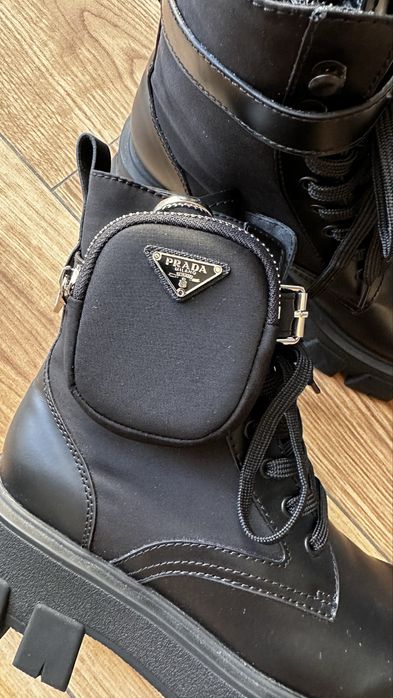 Жіночи черевики Prada